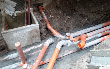 Lavori in corso sugli impianti di scarico nel cantiere 