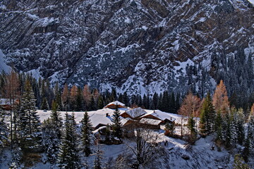 Alpen, Bergdorf mit Neuschnee im Herbst / Winter