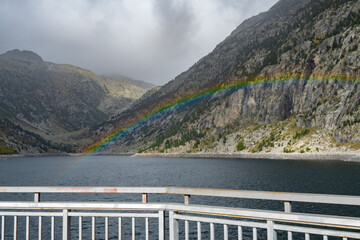 Arcoíris sobre el embalse de cavallers en el pirineo