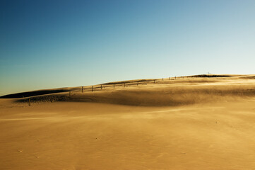 Fototapeta Krajobraz pustynny błękitne niebo i ruchome piaski w pięknym świetle zachodzącego słońca	
 obraz