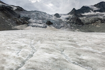 Randonnée vers le glacier du Moiry dans les Alpes Suisses