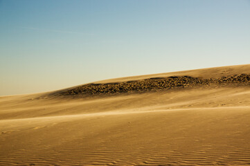 Krajobraz pustynny błękitne niebo i ruchome piaski w pięknym świetle zachodzącego słońca - obrazy, fototapety, plakaty