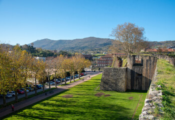 Fototapeta premium Muralla de Hondarribia con un prado debajo y buen tiempo. Basque country. 