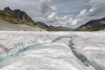 Randonnée vers le glacier du Moiry dans les Alpes Suisses
