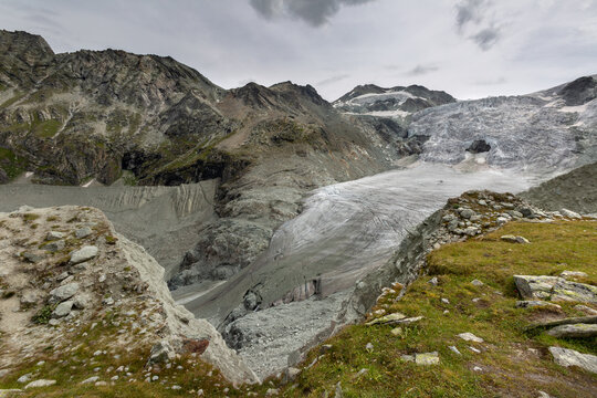 Randonn&eacute;e vers le glacier du Moiry dans les Alpes Suisses