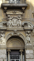 Obraz premium Figure ornamentali su antico palazzo romano 