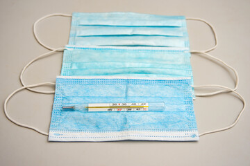 The thermometer lies on the first mask of three and shows a negative temperature.