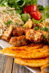 A closeup view of a plate of chicken kabob.