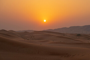 Fototapeta na wymiar sunset in the desert in dubai