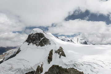 Fototapeta na wymiar Panorama sur le sommet de Breithorn depuis Matterhorn glacier paradise en été