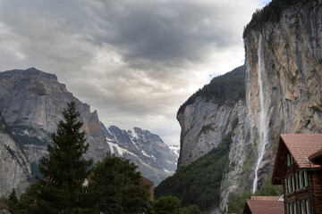 Fototapeta na wymiar Panorama de la vallée de Lauterbrunnen en été en Suisse