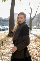 Frau im Herbst