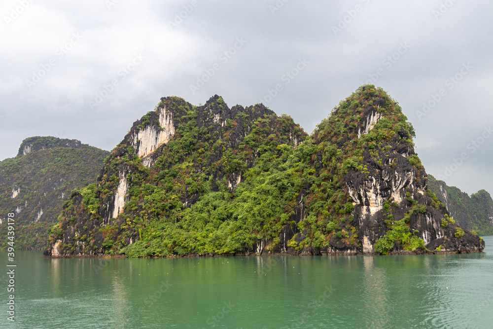 Wall mural Roches karstiques de la baie d'Halong, Vietnam