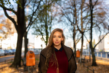 Frau im Herbst