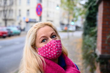 Frau im Corona Winter 2020