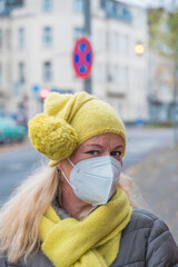 Frau im Corona Winter 2020
