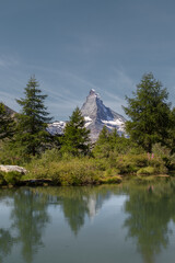 Obraz premium Reflet de Cervin sur le lac Grindjisee en été près de Zermatt