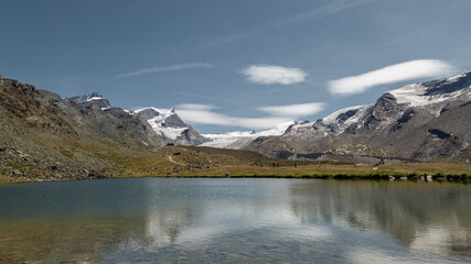 Fototapeta na wymiar Cervin sur le lac Stellisee en été dans alpes suisses