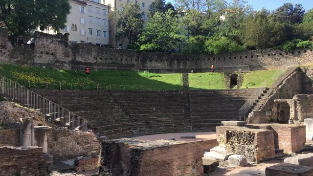 Manutenzione ordinaria al Teatro Romano a Trieste, Italia