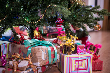Fototapeta na wymiar Gifts on the floor under the Christmas tree.