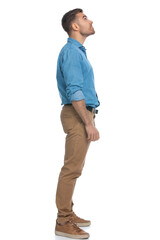 Naklejka premium attractive casual man waiting in line and looking up