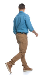 Naklejka premium casual man walking one way and looking the other