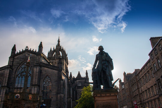 Adam smith Statue, mit St. Giles Cathedral im Hintergrund, in Edinburgh, 