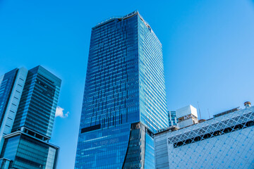 東京・渋谷の再開発地区、青空と高層ビル