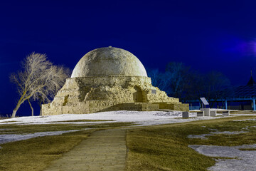 Obraz premium Bulgarian settlement. Limestone Northern Mausoleum on a cloudy spring day in Bolgar.