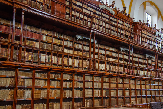 Biblioteca Palafoxiana en la ciudad de Puebla, Mexico, fuente de libros, cultura, historia, retablos, antiguos y muebles de madera clasica de la epoca de la conquista, b&oacute;vedas aniguas