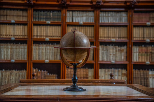 Biblioteca Palafoxiana en la ciudad de Puebla, Mexico, fuente de libros, cultura, historia, retablos, antiguos y muebles de madera clasica de la epoca de la conquista, b&oacute;vedas aniguas