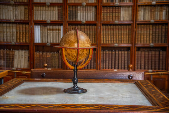 Biblioteca Palafoxiana en la ciudad de Puebla, Mexico, fuente de libros, cultura, historia, retablos, antiguos y muebles de madera clasica de la epoca de la conquista, b&oacute;vedas aniguas