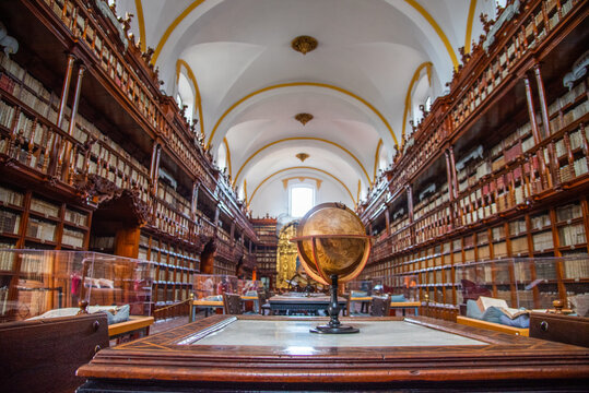 Biblioteca Palafoxiana en la ciudad de Puebla, Mexico, fuente de libros, cultura, historia, retablos, antiguos y muebles de madera clasica de la epoca de la conquista, b&oacute;vedas aniguas