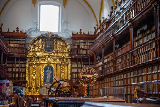 Biblioteca Palafoxiana en la ciudad de Puebla, Mexico, fuente de libros, cultura, historia, retablos, antiguos y muebles de madera clasica de la epoca de la conquista, b&oacute;vedas aniguas