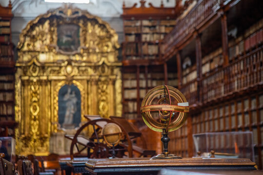 Biblioteca Palafoxiana en la ciudad de Puebla, Mexico, fuente de libros, cultura, historia, retablos, antiguos y muebles de madera clasica de la epoca de la conquista, b&oacute;vedas aniguas