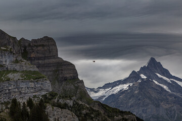 Fototapeta na wymiar Sauvetage en hélicoptère dans la région de Jungfrau en Suisse en été