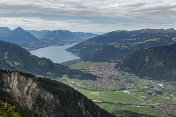 Panorama de lac alpin de Thoune situé dans l'oberland bernois en suisse en été