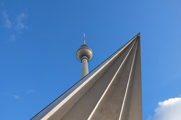 Berliner Fernsehturm und Detail der Bebauung am Fuß des Turms