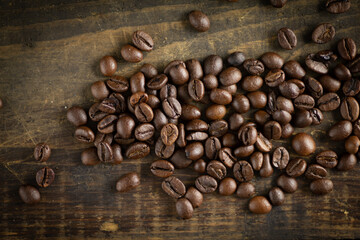 Kaffee Bohnen auf einem dunklem Holz