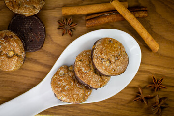 Lebkuchen Kekse auf warmtonigen Holz mit Anis und Zintstange