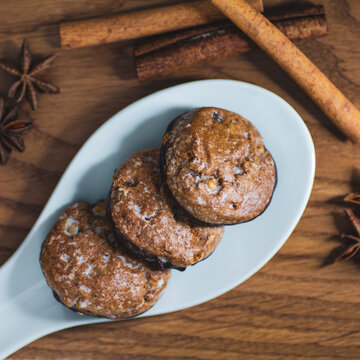 Lebkuchen Kekse auf warmtonigen Holz mit Anis und Zintstange