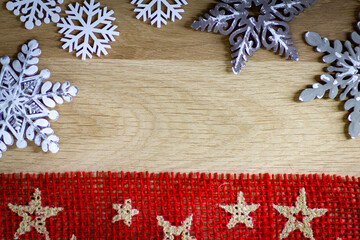 Sterne auf Holz und rotes Juteband  mit goldenen Sternen