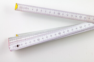 Zollstock Zentimeterma&szlig; wei&szlig; auf hellem Hintergrund Close up, niemand