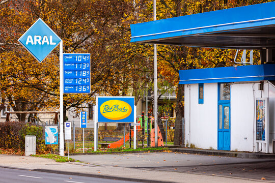 Koblenz, Deutschland, 21. November 2020: Preistafel mit Kraftstoffpreisen an einer ARAL Tankstelle