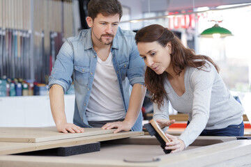 Obraz premium woman brushing surface of snooker pool billards