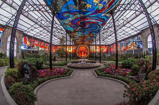 Cosmovitral y jardin bot&aacute;nico localizado en la ciuda de Puebla M&eacute;xico, dise&ntilde;o de vitrales y plantas exoticas, geometria, color y forma humana