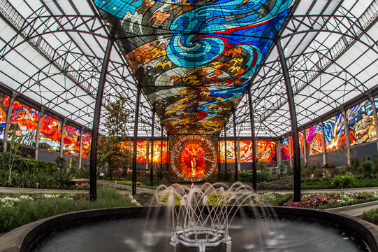 Cosmovitral y jardin bot&aacute;nico localizado en la ciuda de Puebla M&eacute;xico, dise&ntilde;o de vitrales y plantas exoticas, geometria, color y forma humana