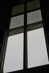 Plano contrapicado de una ventana en dia lluvioso 