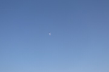 Vue de la lune dans le ciel bleu en journée, ville de Corbas, département du Rhône, France