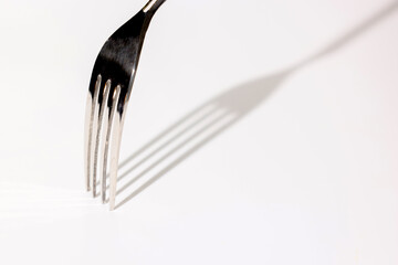 金属のフォークとその影